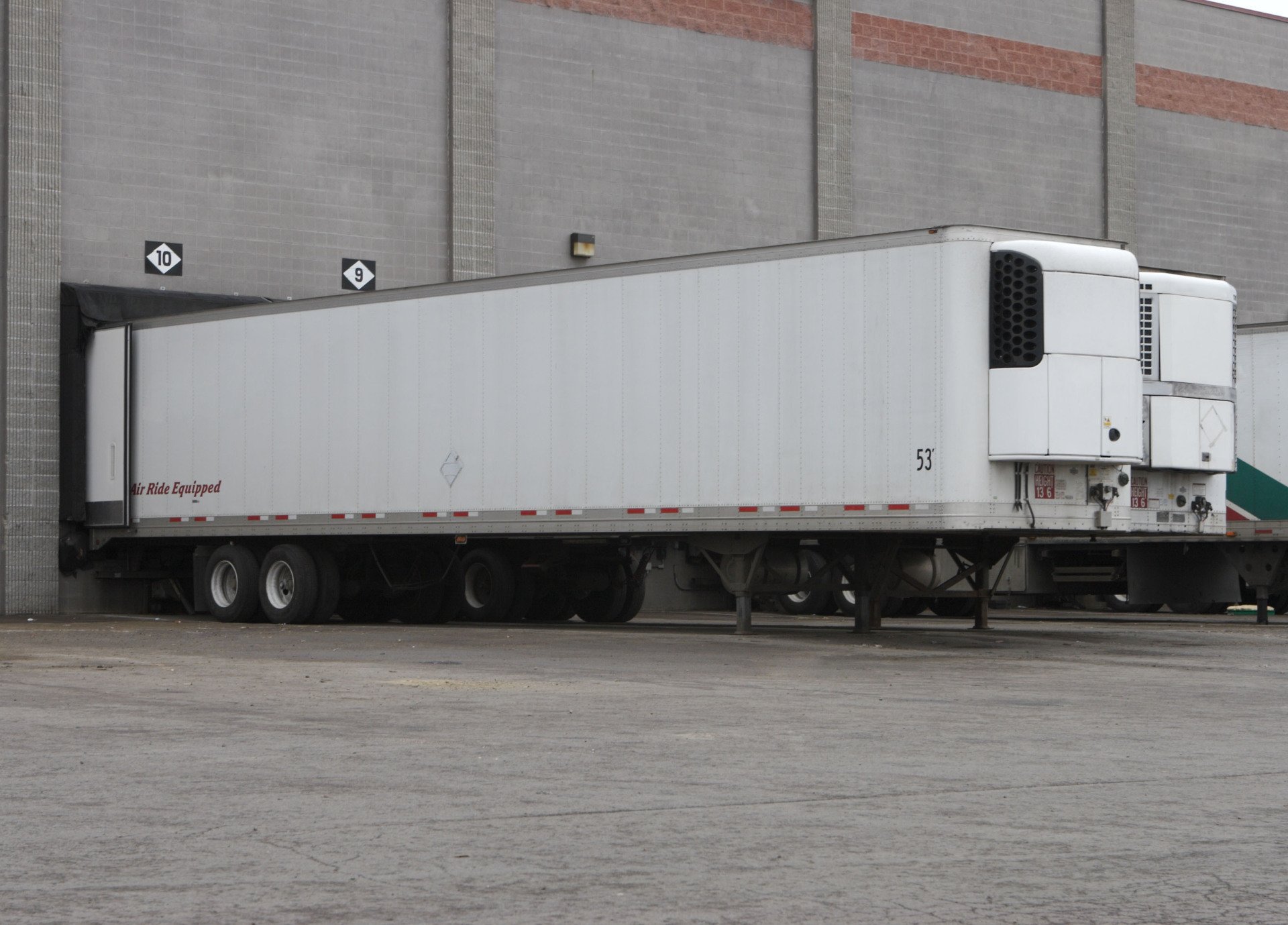 Should You Rent or Buy a Reefer Trailer?